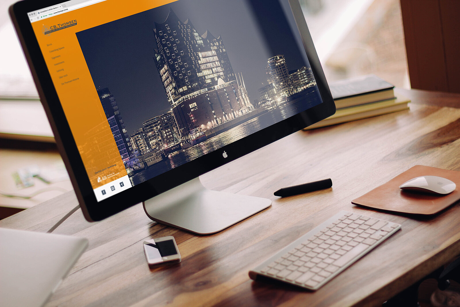 Homepage dargestellt auf dem Cinema Display von Apple von Christoph Thomsen der Makler für hochwertige Immobilien aus Hamburg und Flensburg. 
