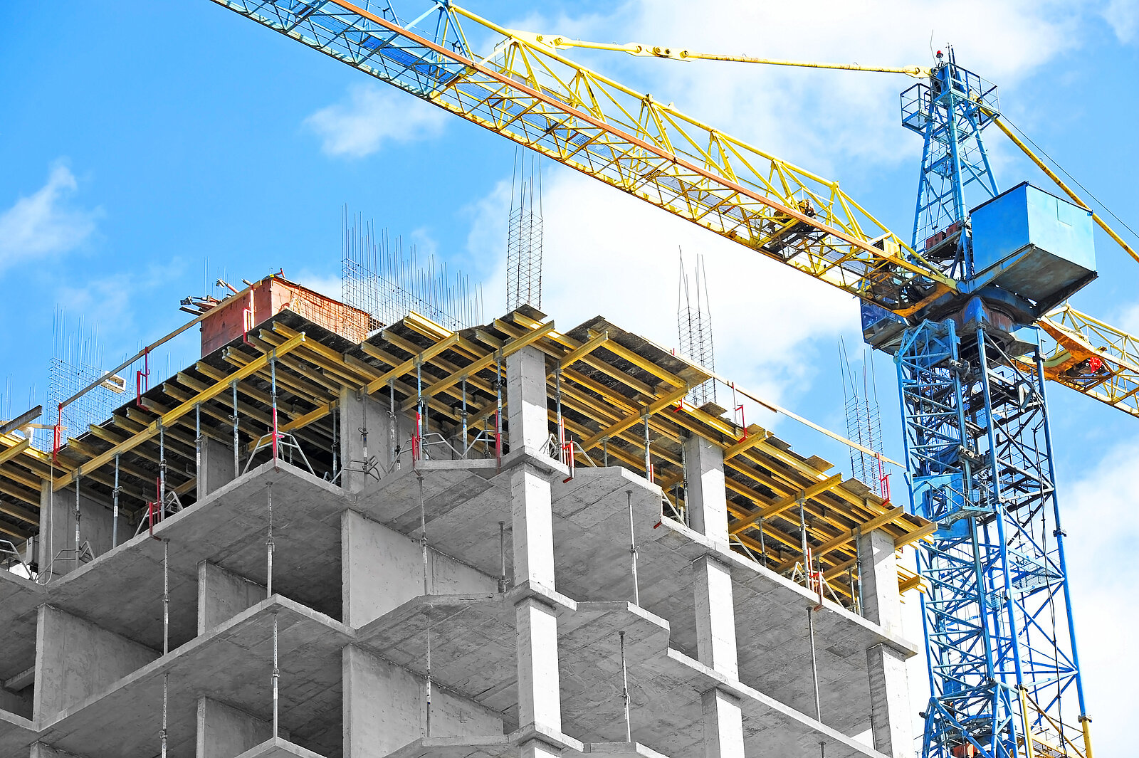 Baustellen im Rohbau mit Kran