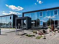 Modernes Büro mit viel Glas und klaren Linien in Flensburg