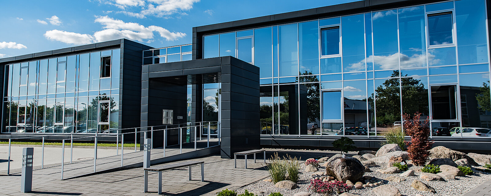 Modernes Büro mit viel Glas und klaren Linien in Flensburg