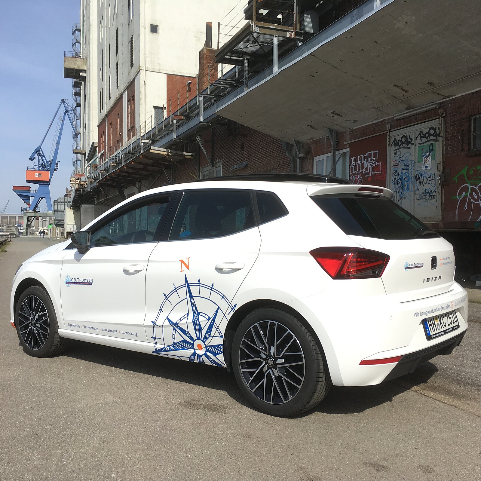 Eine Autobeschriftung auf einem Seat Ibiza mit den Immobilienmakler von Büro- und Gewerberäume aus Flensburg, Glücksburg und Hamburg