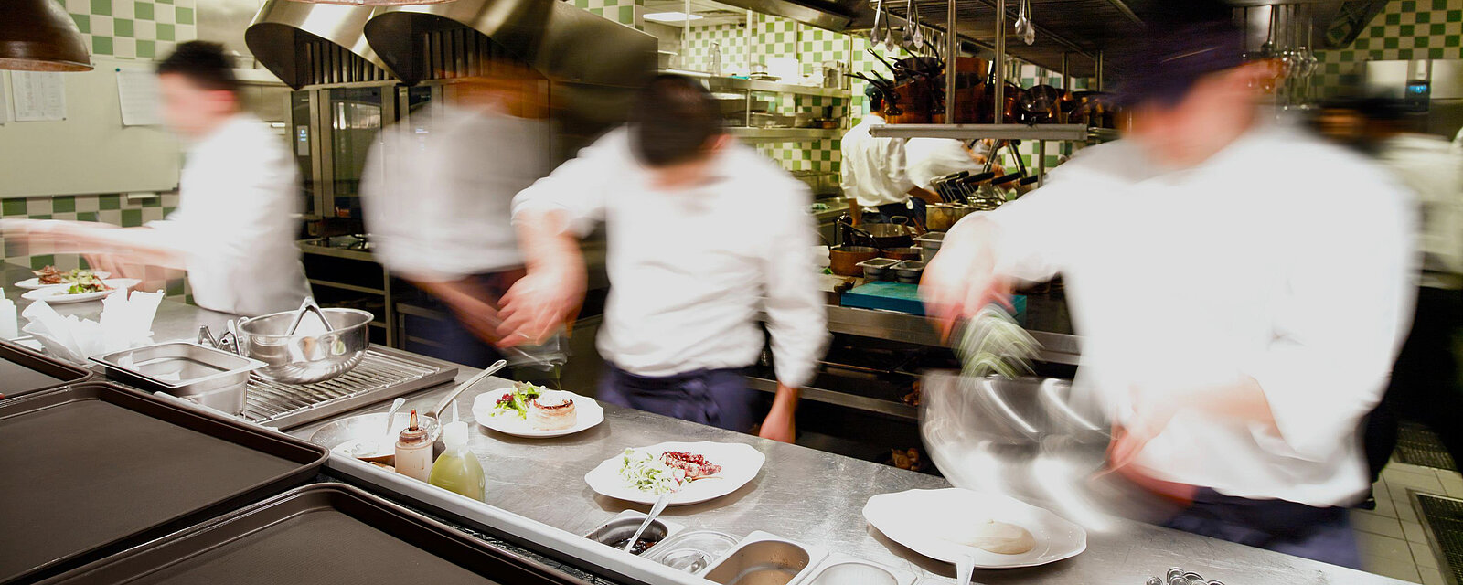 Restaurant-Küche mit Köchen im Stress bei der Arbeit 